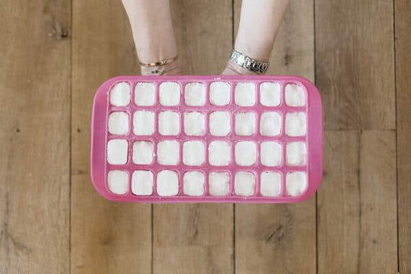 Tablettes lave vaisselle maison écologiques réalisés avec des cristaux de soude en poudre dans un bac à glaçon