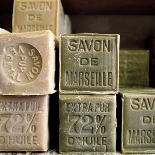 Le savon de Marseille à l'huile d'olive de Marius Fabre est réalisée avec des huiles 100 % végétales.