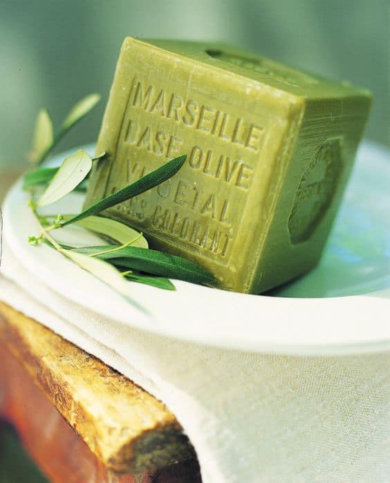 Un savon parfait pour les peaux sensibles : le savon de Marseille à l'huile d'olive de Marius Fabre.