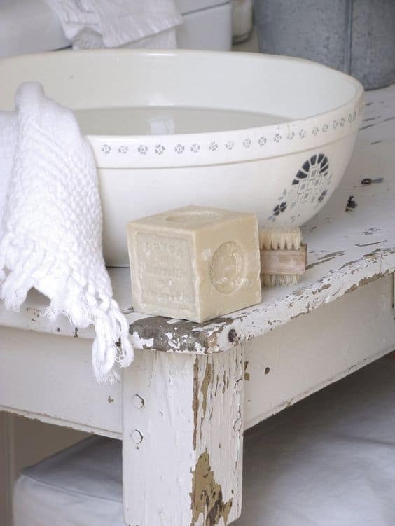 Le savon de Marseille blanc est utile pour laver son linge mais également prendre soin de sa peau.
