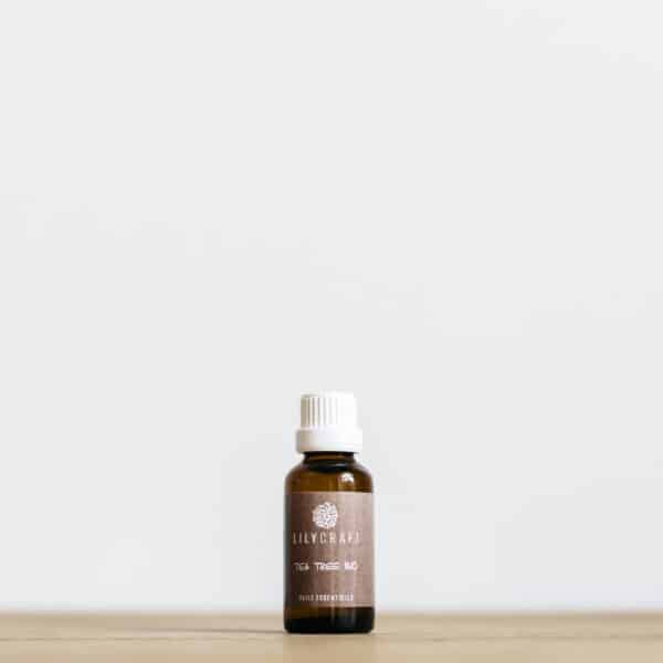 L'huile essentielle de Tea tree bio est un indispensable pour la création de cosmétiques faits maison et de sprays nettoyants naturels au savon noir