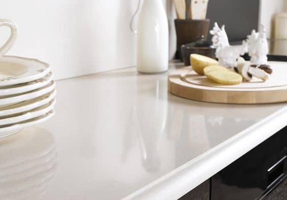 Utiliser un spray nettoyant sans vinaigre pour nettoyer naturellement les plans de travail en marbre