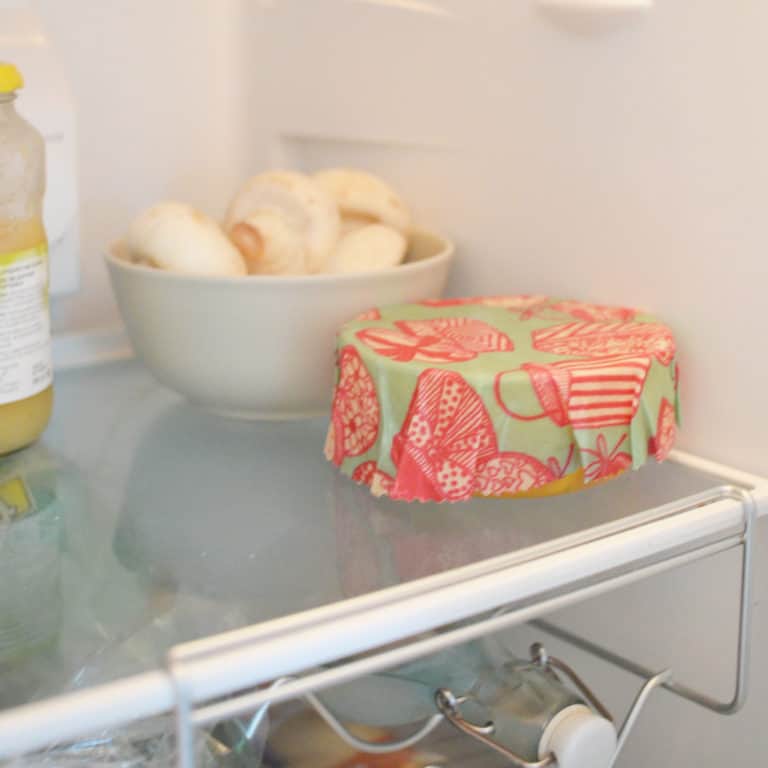 le beewrap au frigo comme couvercle zéro déchet réutilisable
