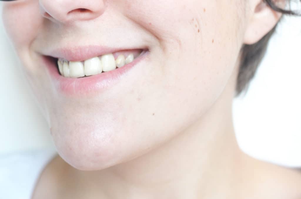 sourire propre après utilisation du dentifrice naturel en pot réalisé lors d'un atelier Alma Sana