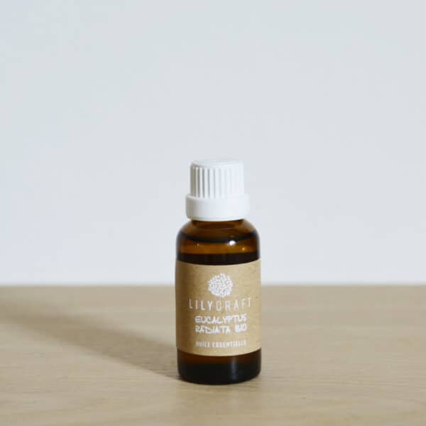 L'huile essentielle d'eucalyptus radiata bio est utilisable dans de nombreuses recettes de cosmétiques mais également de profits pour bébé.