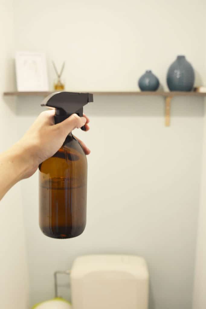 Spray désodorisant dans les toilettes avec l'alternative naturelle au Febreze