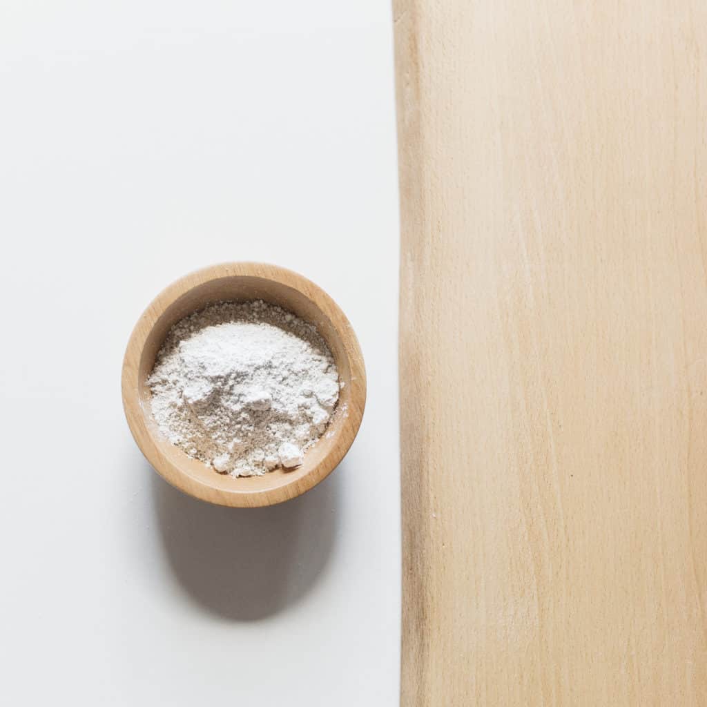 L'argile blanche peut remplacer le bicarbonate de soude dans notre recette de scrub maison