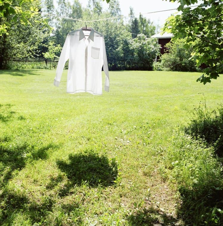 une chemise blanche qui reste magnifique grâce à l'utilisation de produits naturels pour éliminer les taches