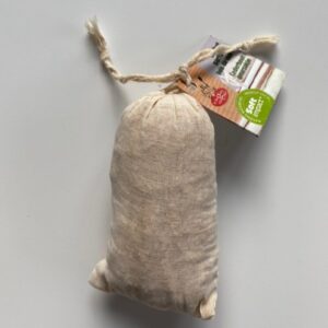 Un sac en coton bio composé de copeaux de bois de cèdre pour faire fuir les mites.