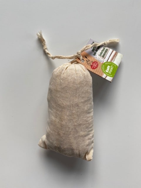Un sac en coton bio composé de copeaux de bois de cèdre pour faire fuir les mites.