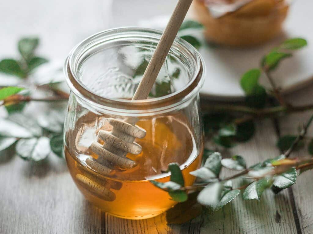 Avec sa vertu nutritive, le miel est un très bon baume à lèvres que tu peux trouver dans ta cuisine.