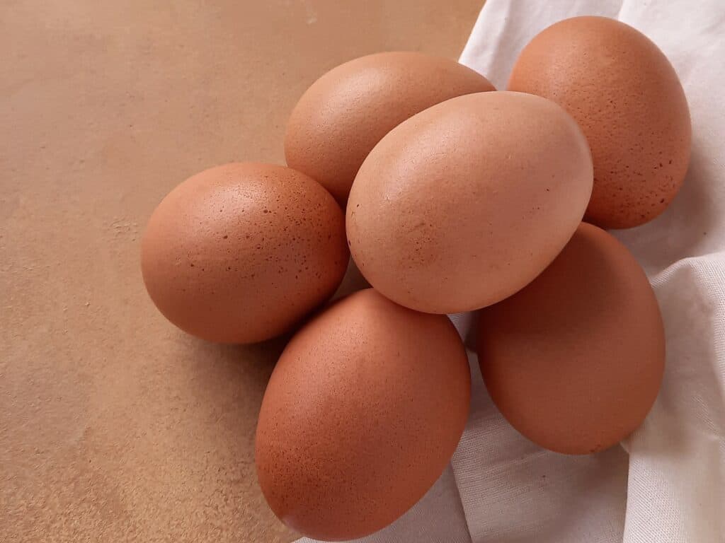 Le blanc d'œuf est parfait pour nourrir les peaux grasses en l'appliquant sur le visage.