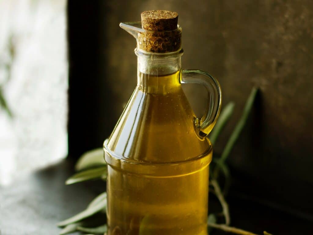 Savais-tu qu'il est possible de se démaquiller avec de l'huile d'olive ? Une manière naturelle de prendre soin de ta peau !
