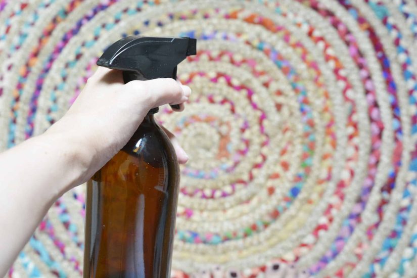 Spray sur tapis avec l'alternative naturelle au Febreze