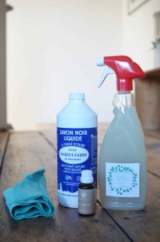 Spray nettoyant naturel au savon noir et huile essentielle